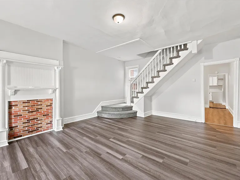 502 N Clayton St — Photo 3