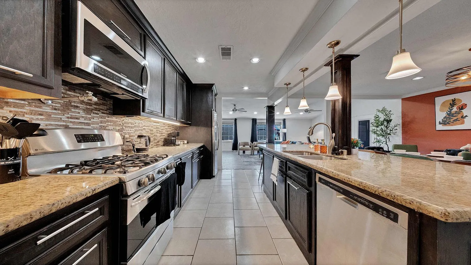 6 bed, 3.0 bath, 2798 sqft, $6,304 — Photo 4