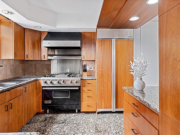 4th image of 250 E 65th St APT 11A