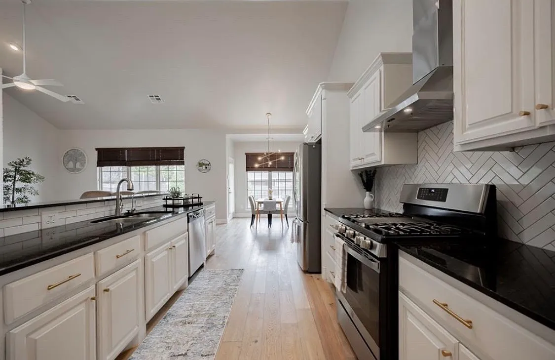 4 bed, 2.5 bath, 2262 sqft, $3,650 — Photo 4