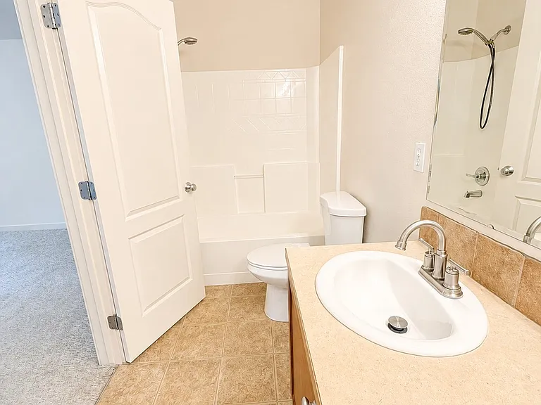 Upstairs Bathroom Shower/Tub