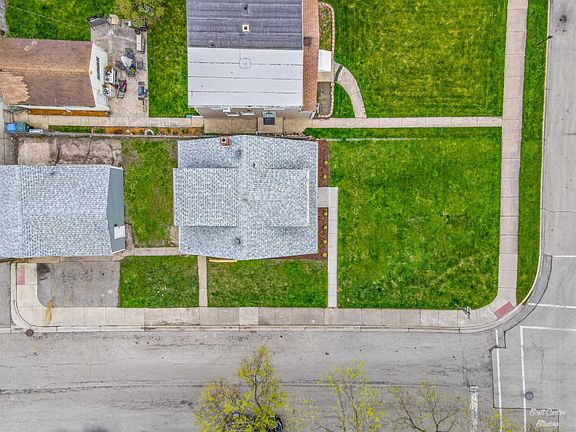 4th image of 6926 W Montrose Ave