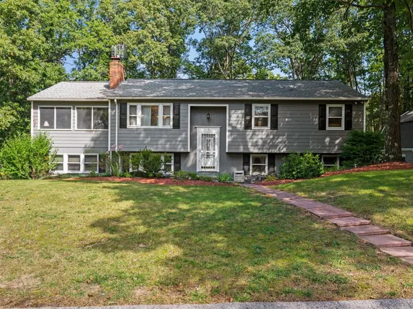 9 Woodcrest Drive, Hooksett, NH 03106