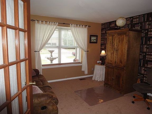 4th image of 674 Breakwater Dr