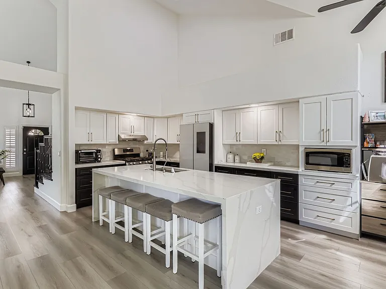 2743 Woodbine Ave — Photo 8