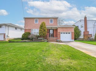 2515 Aron Dr W, Seaford, NY 11783