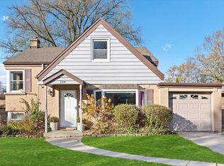 204 N Emerson St, Mount Prospect, IL 60056