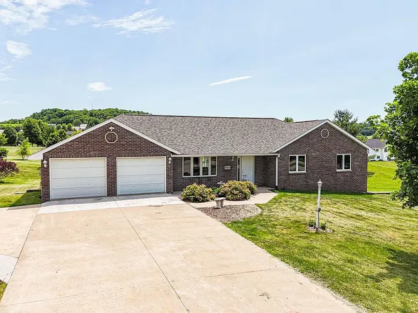 8414 Heidi Re Cir, Dubuque, IA 52003
