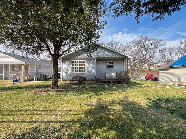 1451 N Delphine Ave — Photo 26