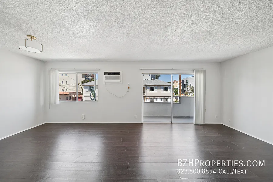 Bright Spacious Upper 3 Bedroom with Tandem Parking — Photo 3