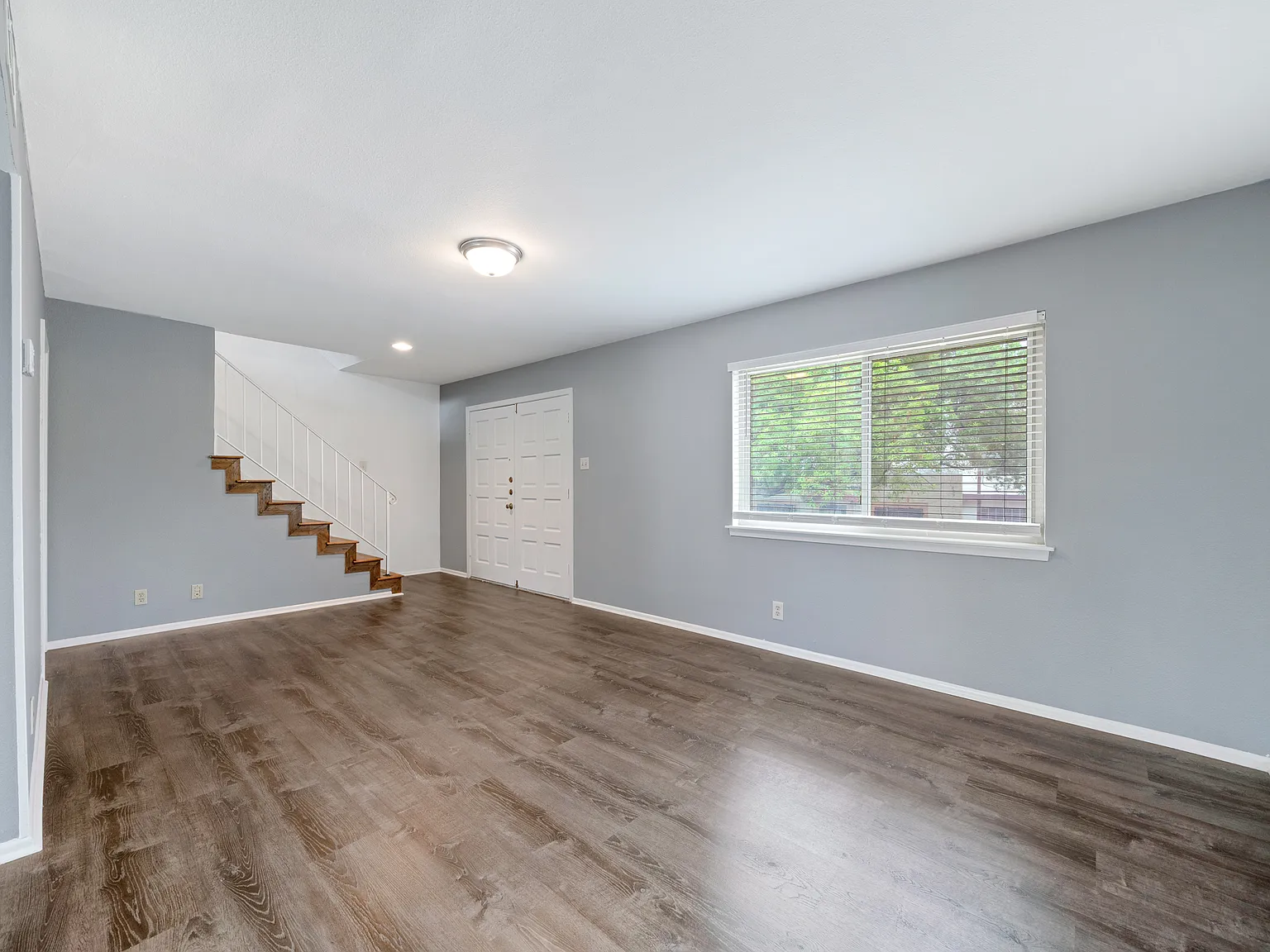 Charming 3-Bed Townhome with Fireplace, Island Kitchen & Private Patio 10958 Crown Park, San Antonio — Photo 4