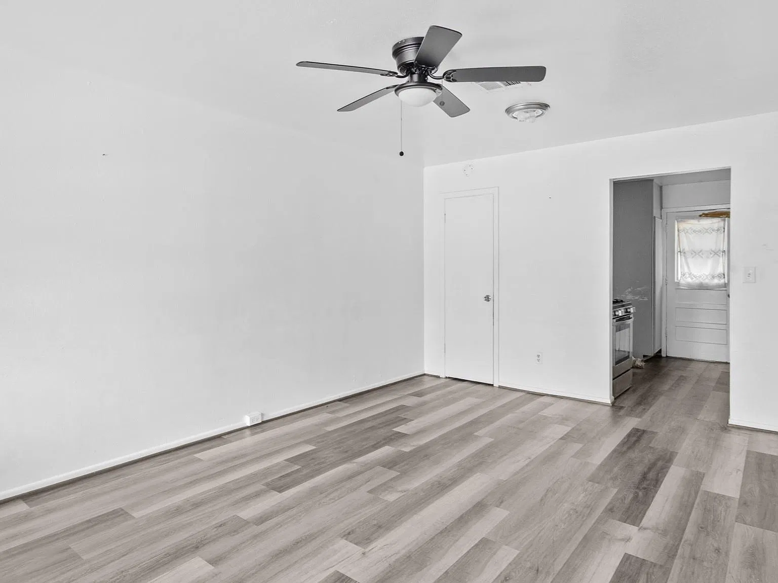 3 bed, 1.0 bath, 928 sqft, $1,150 — Photo 4