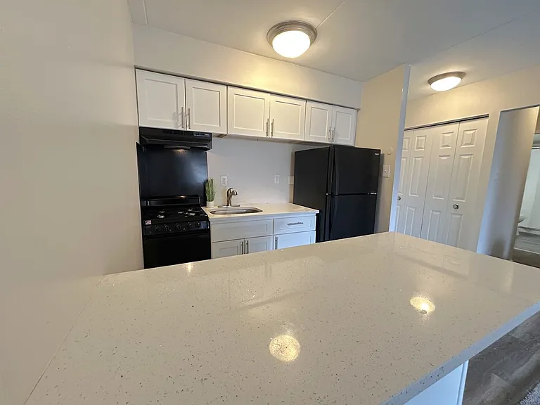 Lindenwood Apartments — Photo 19