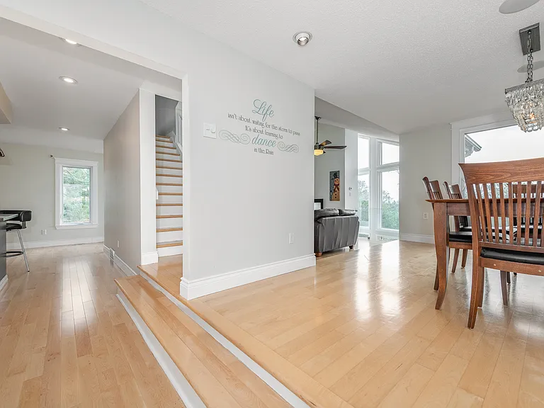 1238 Barnwell Cres — Photo 11