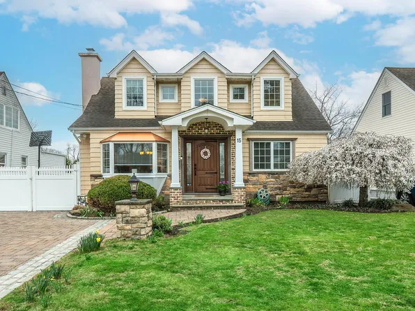15 Laurel Avenue, Glen Cove, NY 11542