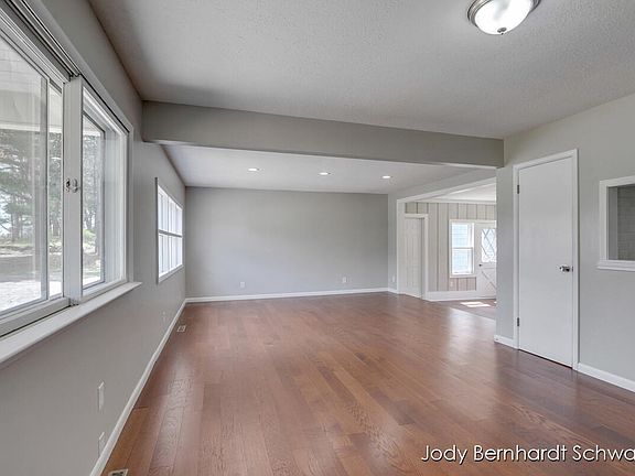 3rd image of 5561 Sunfish Lake Ave NE