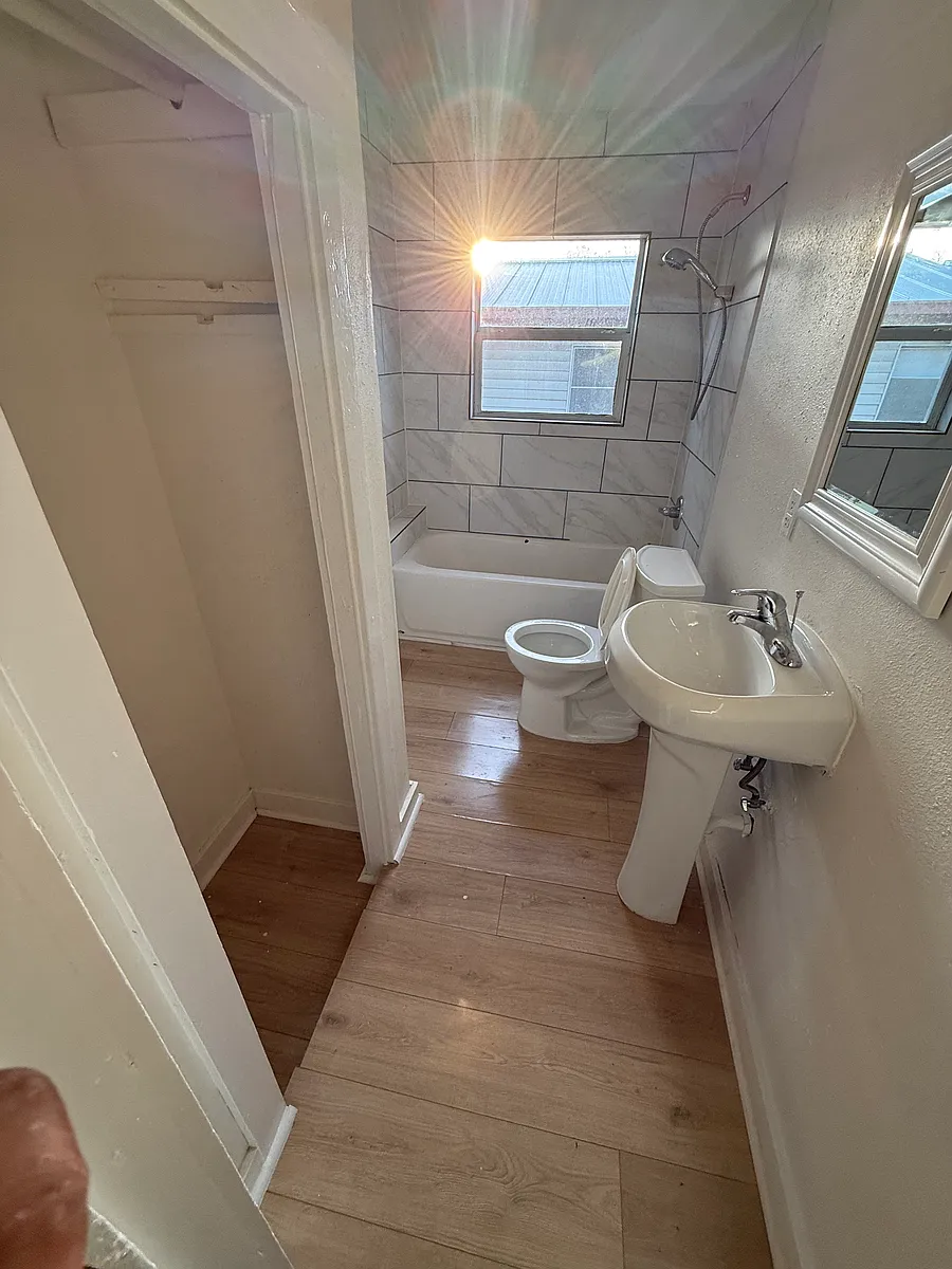 Building Photo - 603 Gladstone Ave #103