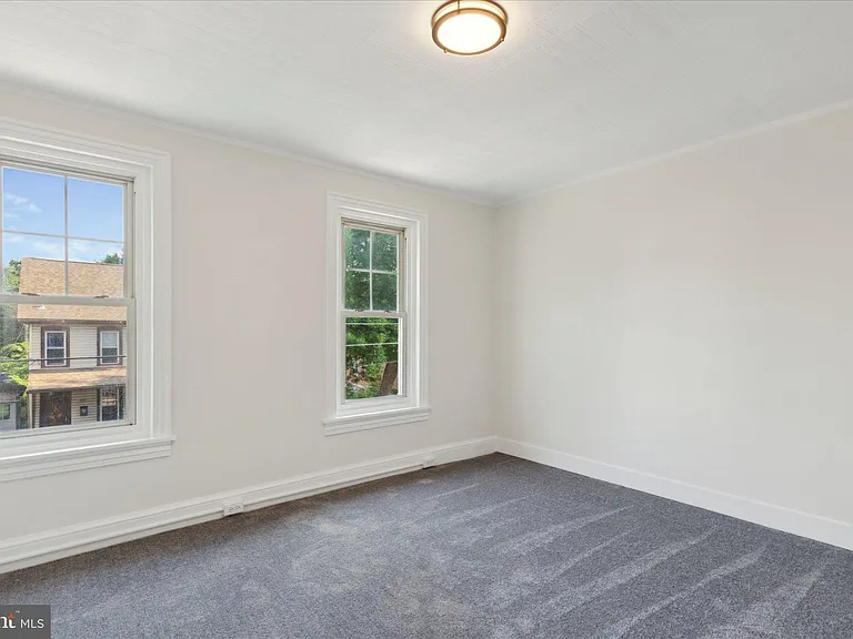 888 Queen St — Photo 15