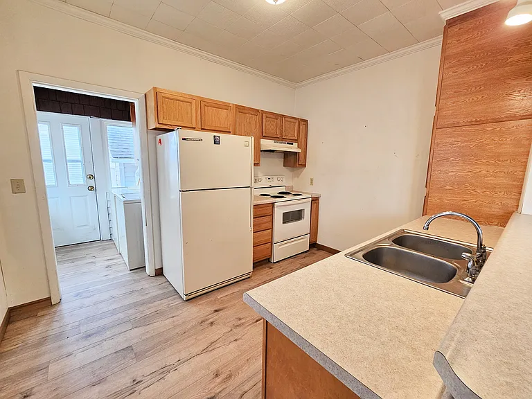 404 W Market St — Photo 5