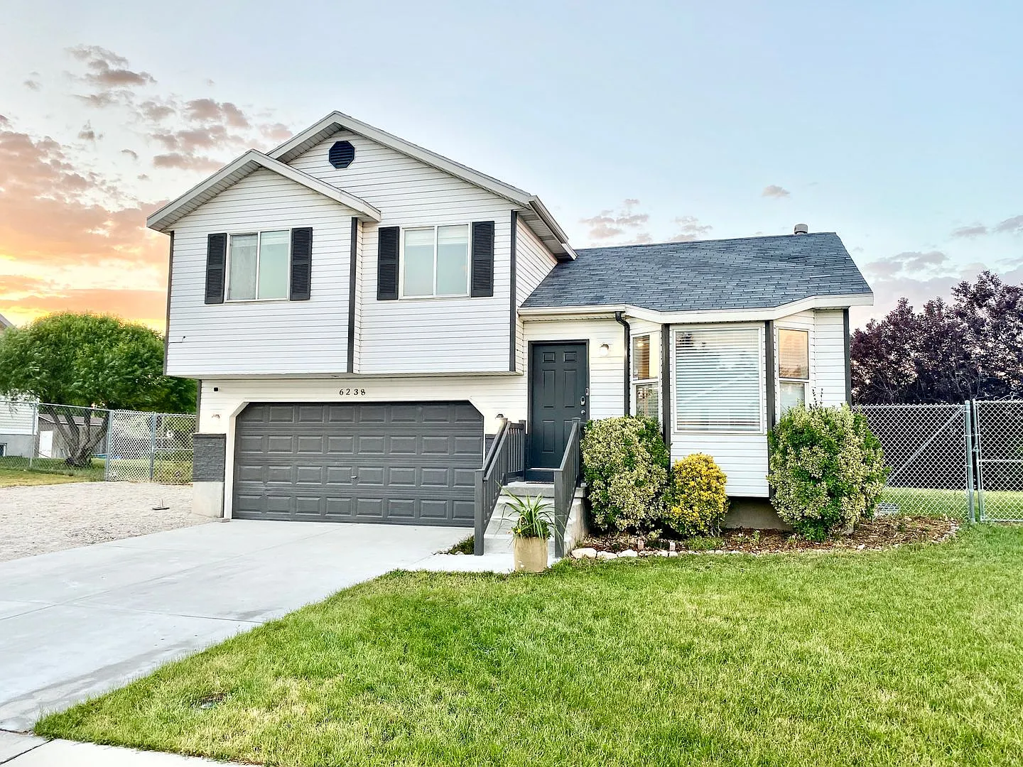 Gorgeous 4 Bed 2 Bath Home in West Valley! — Photo 1