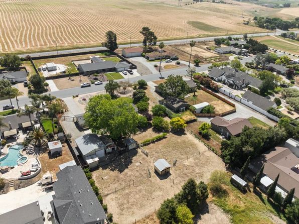 220 Holliday Dr, Hollister, CA 95023