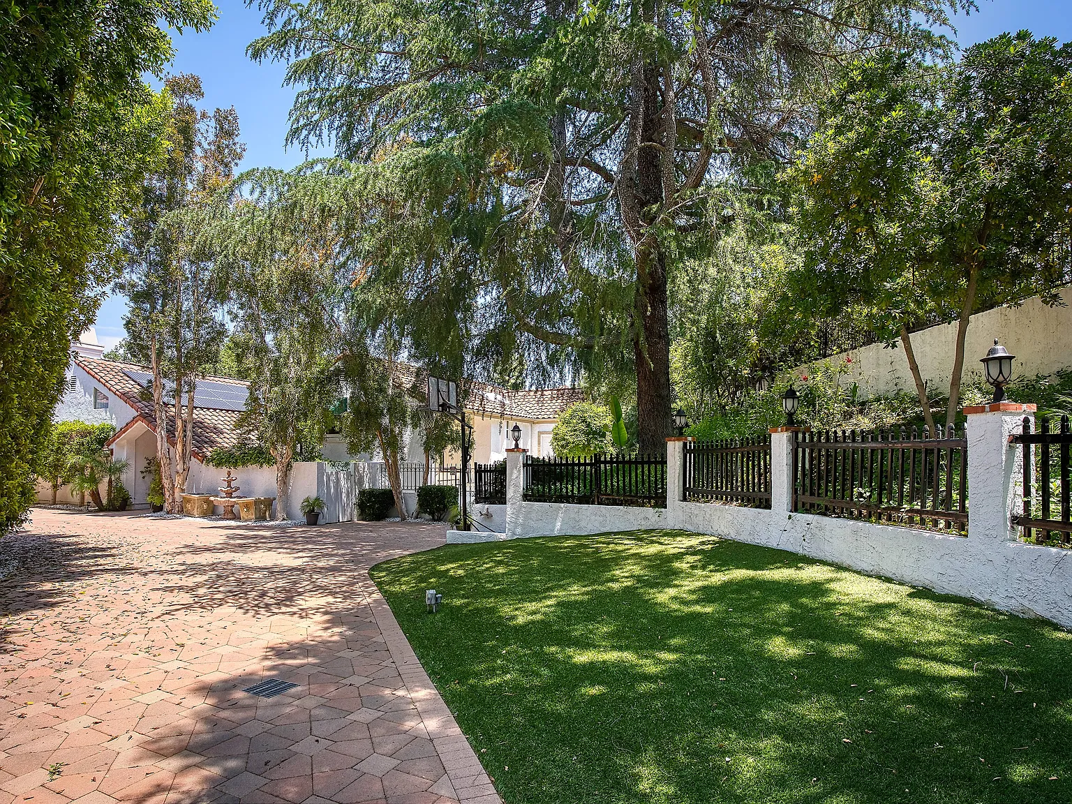 5 bed, 4107 sqft, $12,500 — Photo 2