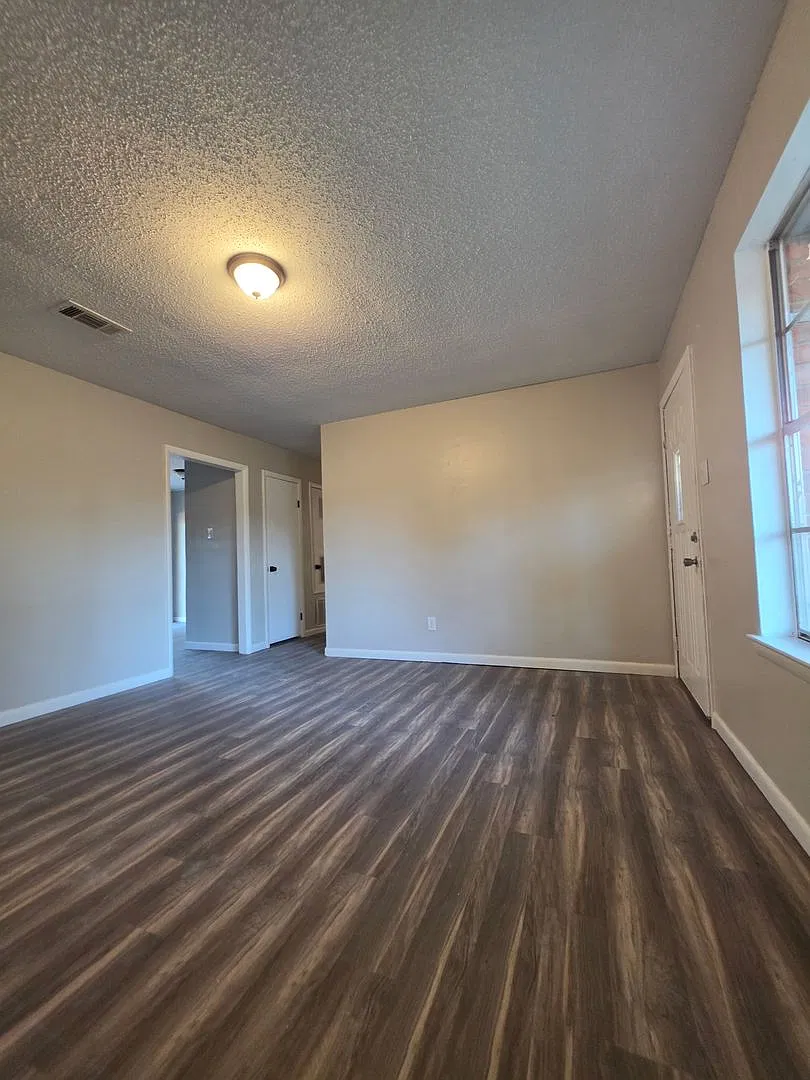 Spacious 3 Bedroom Home — Photo 2
