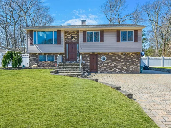 26 N Morris Avenue, Farmingville, NY 11738