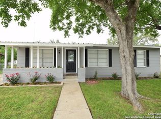 1906 8th St, Floresville, TX 78114