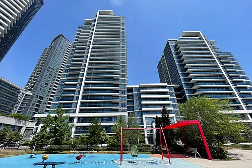 7165 Yonge St Photo 1