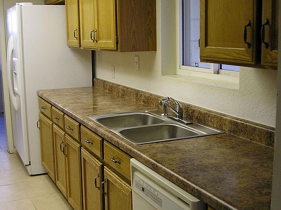 Big Refridge w water/ice in door. New Bosch dishwasher.