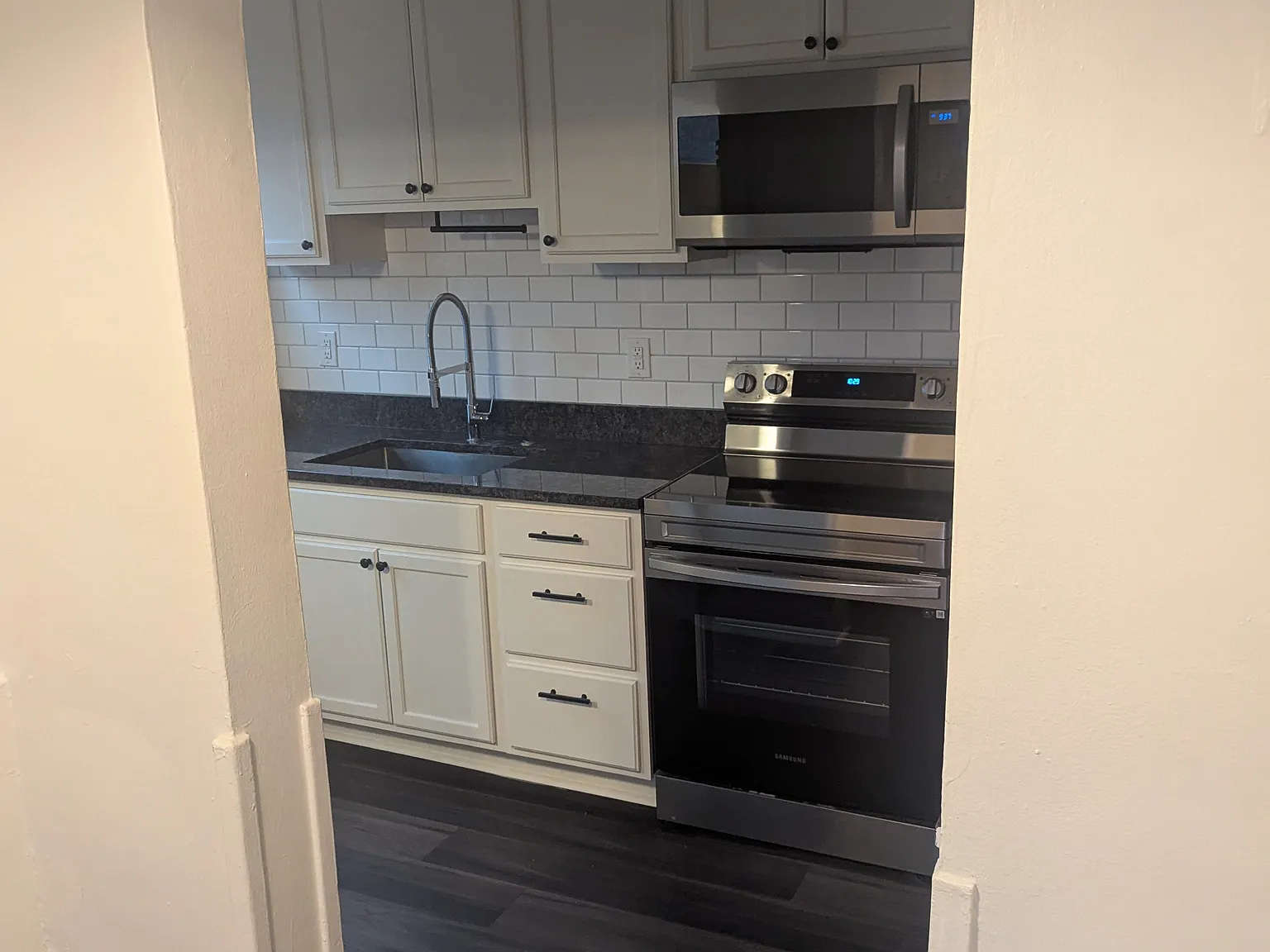 811 E 52nd St — Photo 3