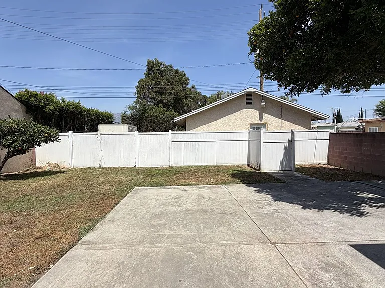 1104 N Frederic St — Photo 44