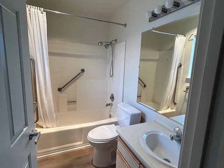 BROADWAY MANOR — Photo 12