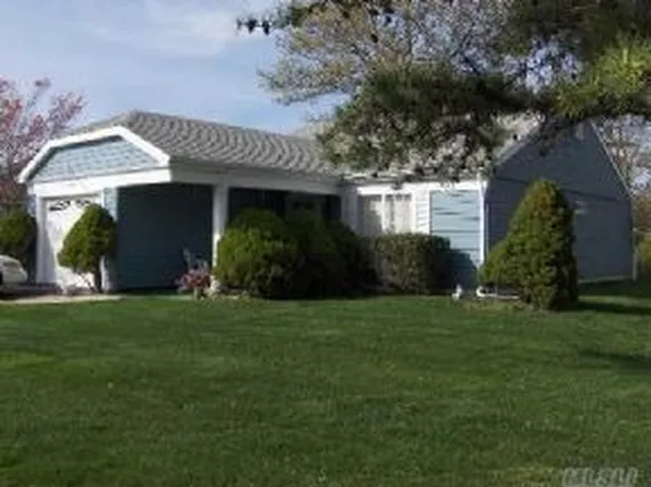 414 Belfast Ln, Ridge, NY 11961