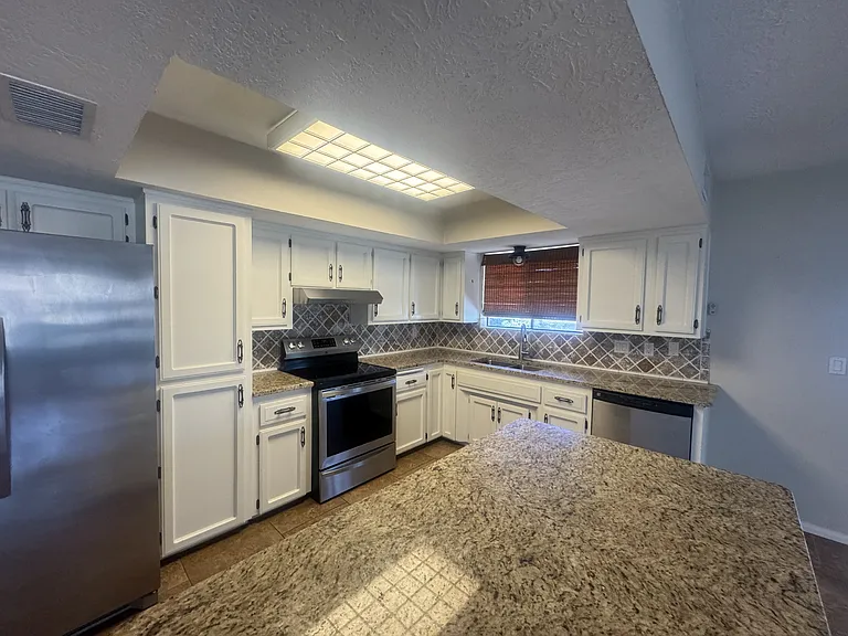 935 Country Club Dr — Photo 1