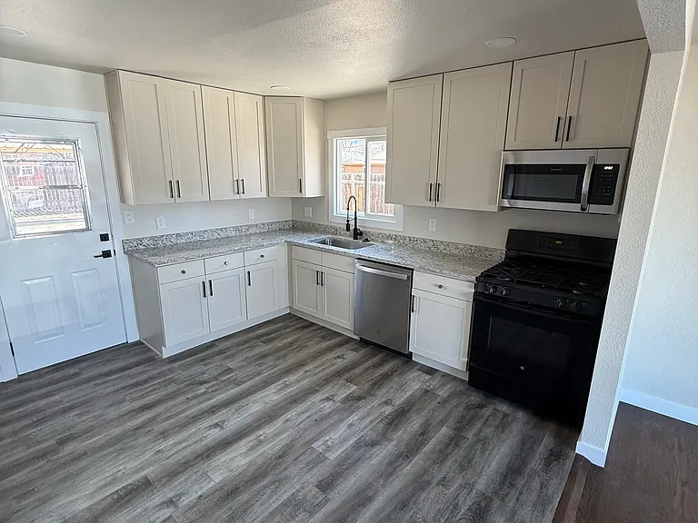 1313 Rockwood Ave — Photo 2