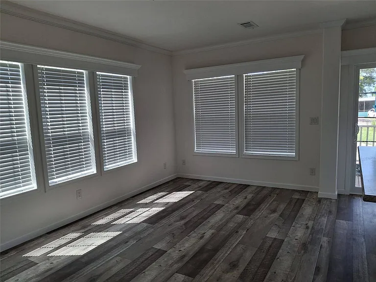 114 Emerald Ave N — Photo 2