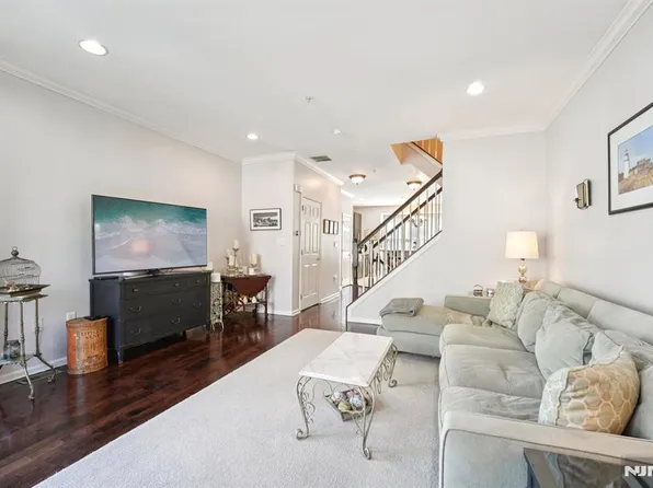 428 Newburgh Ct, West New York, NJ 07093