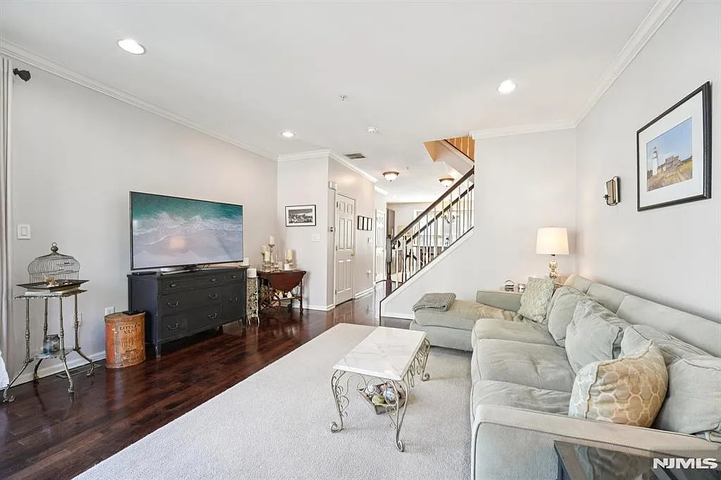428 Newburgh Ct photo 1