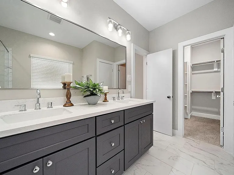 8402 Curry Rd — Photo 2