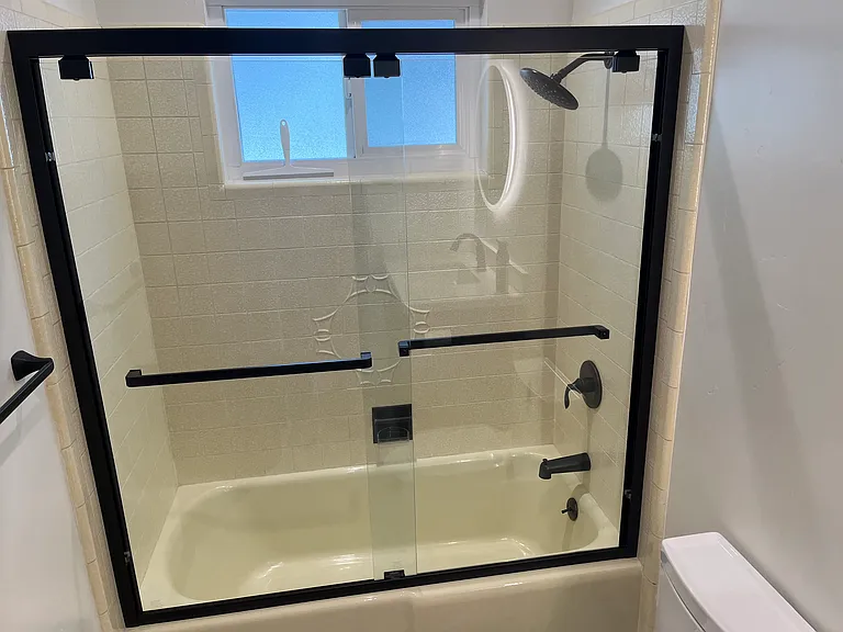 Tub/shower combo in hall bathroom