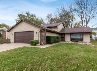 28 Clive Dr NW, Cedar Rapids, IA 52405