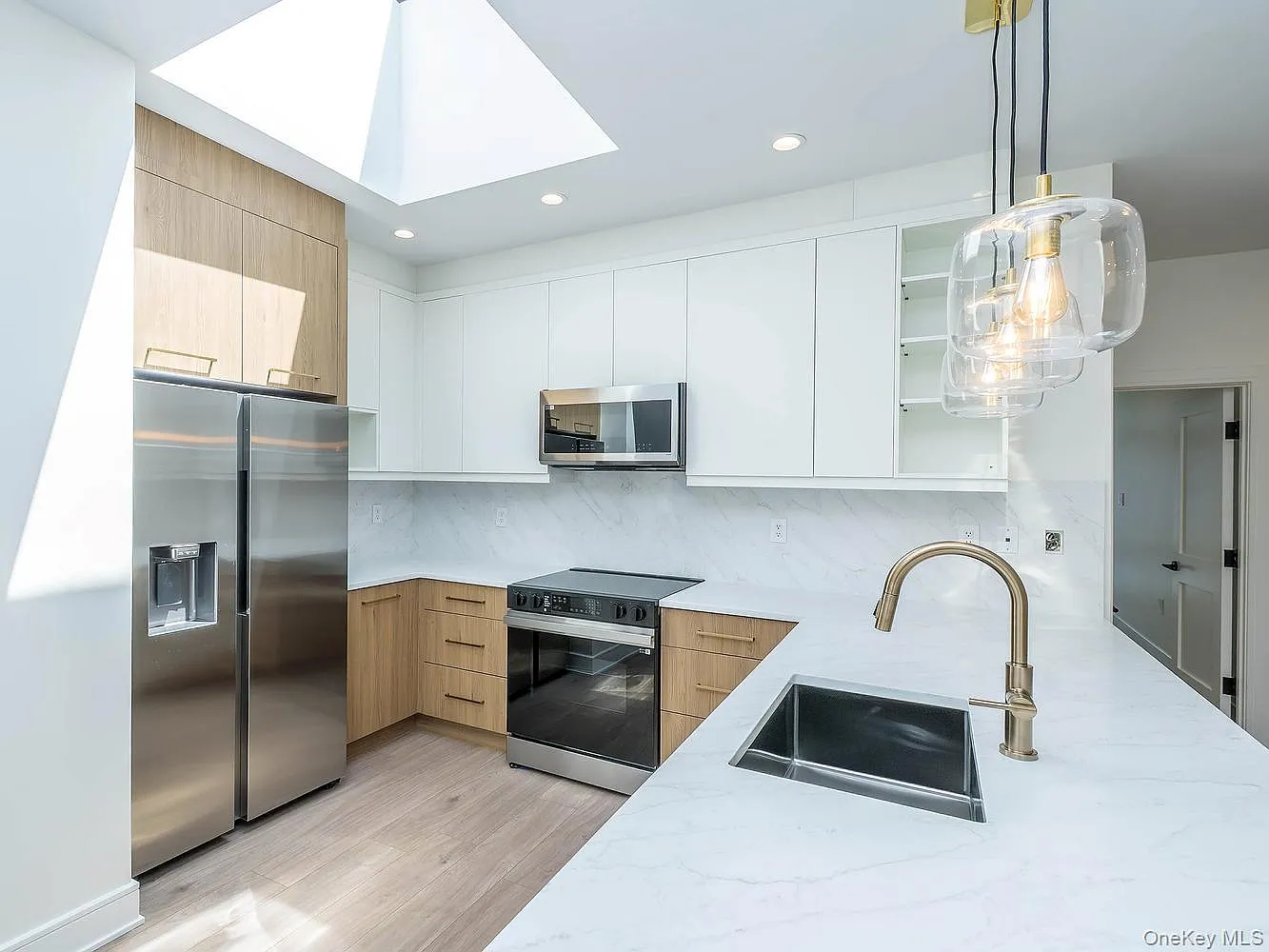 2 bed, 2.0 bath, 1000 sqft, $5,700 — Photo 3