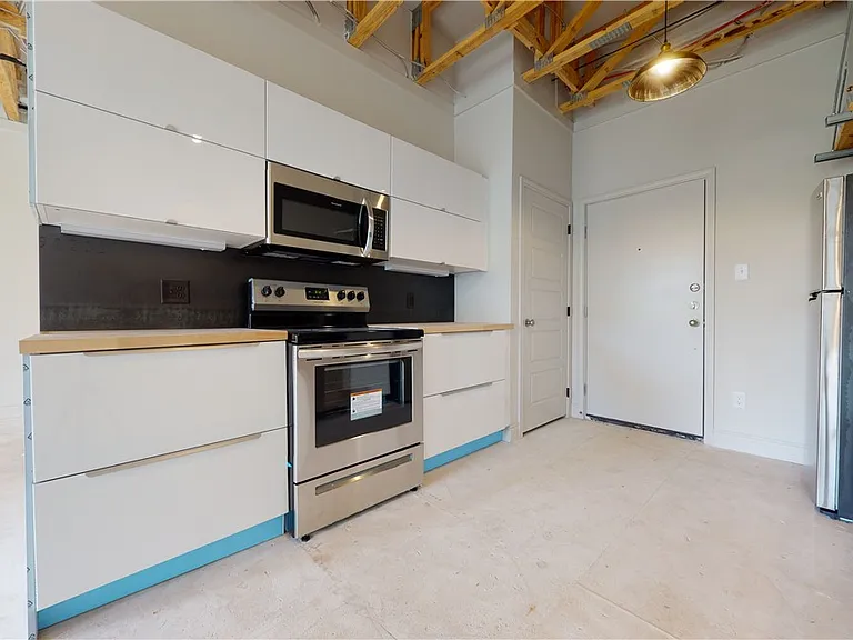 305 W 27th St #227 — Photo 4