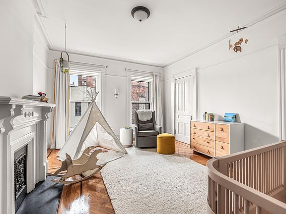 5th image of 933 President St #2