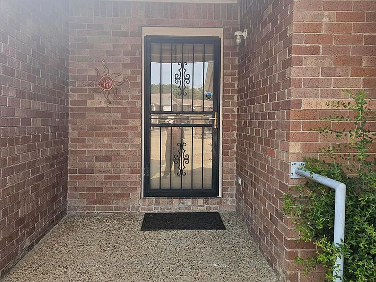 2711 Greenbriar Dr #A — Photo 2