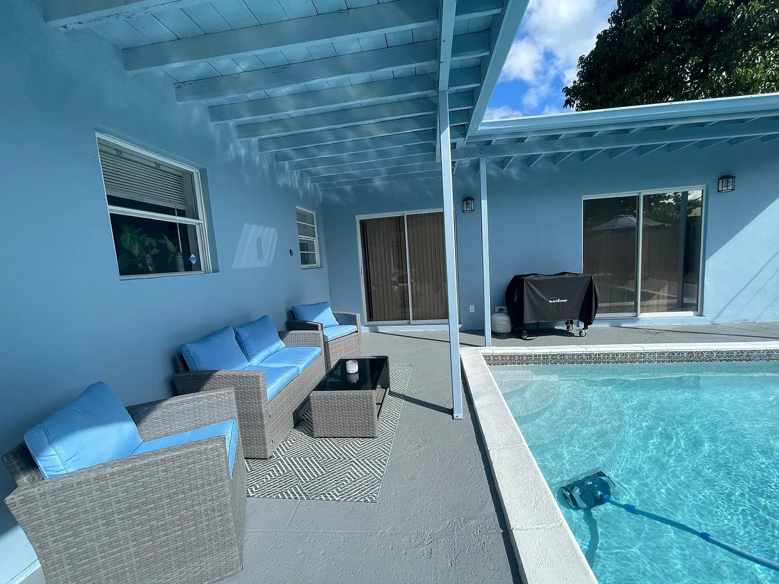 3 bed, 2.0 bath, 1327 sqft, $4,000 — Photo 2