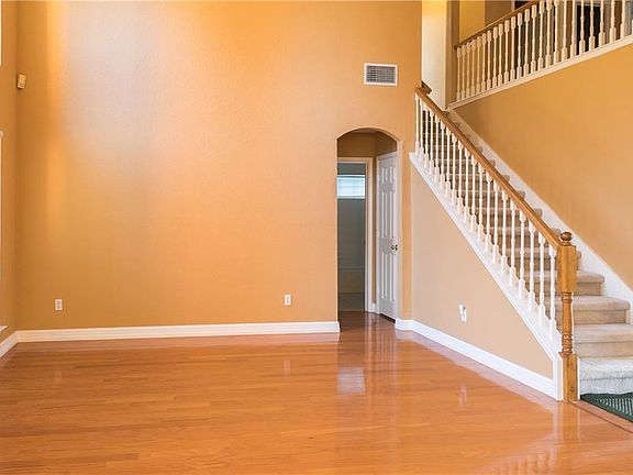 4th image of 1601 Simsbury Dr