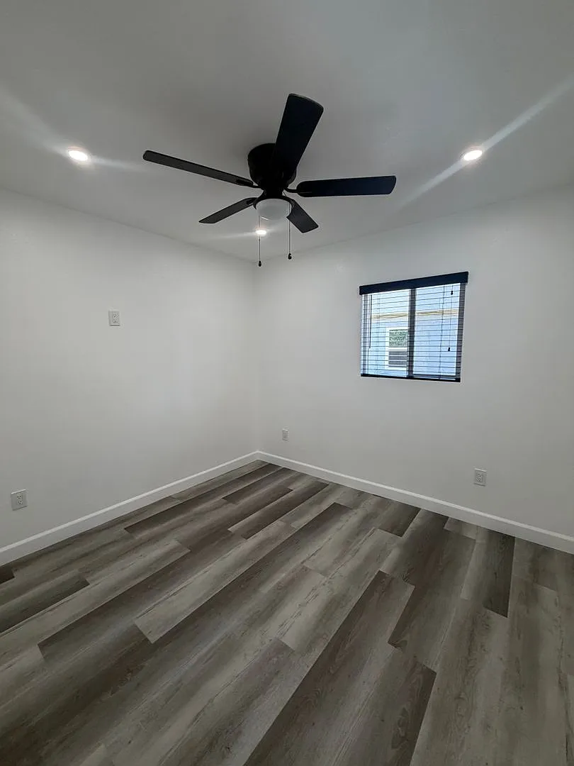 Remodeled 2 Bedroom 1 Bath Apartment With Garage — Photo 1